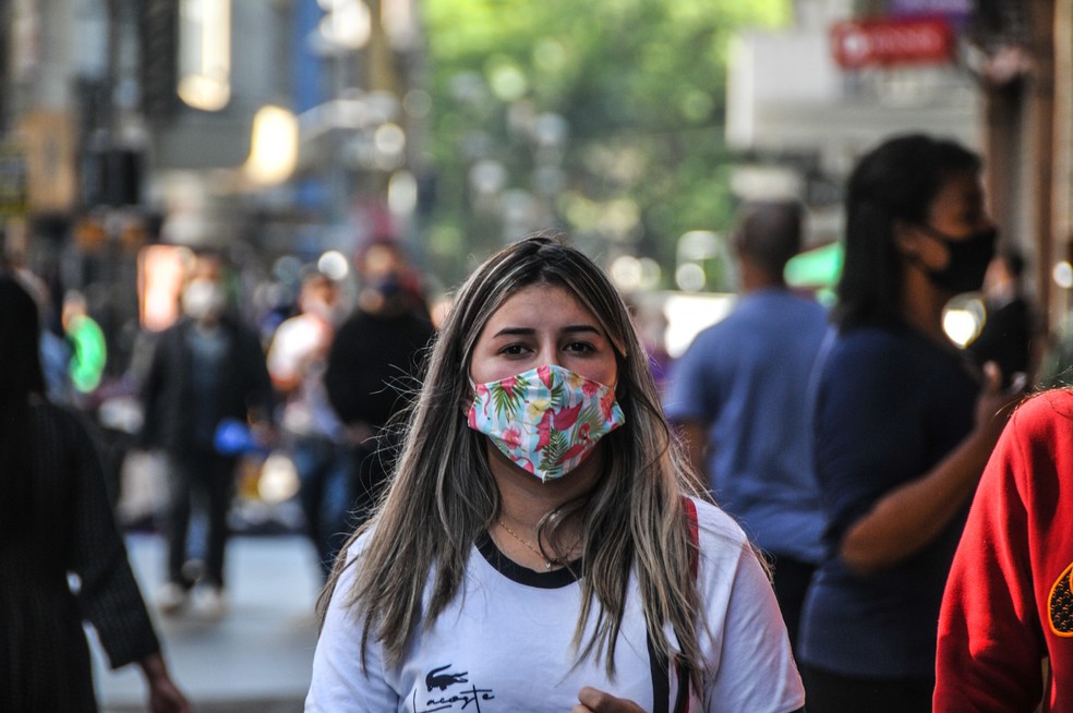 Movimentação de pessoas com máscara no centro de Porto Alegre na manhã desta terça feira (19). — Foto: OMAR DE OLIVEIRA/FOTOARENA/FOTOARENA/ESTADÃO CONTEÚDO
