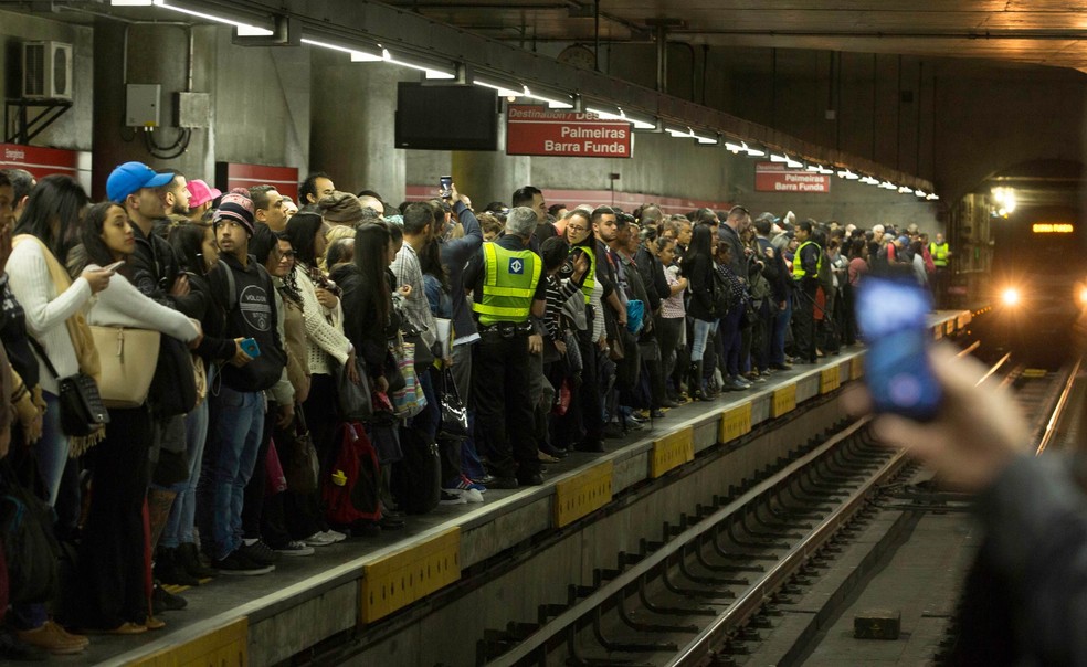 Usuários aguardam trem em plataforma da Linha 3-Vermelha do metrô na Estação Sé, na Zona Central de São Paulo — Foto: Bruno Rocha/Fotoarena/Estadão Conteúdo