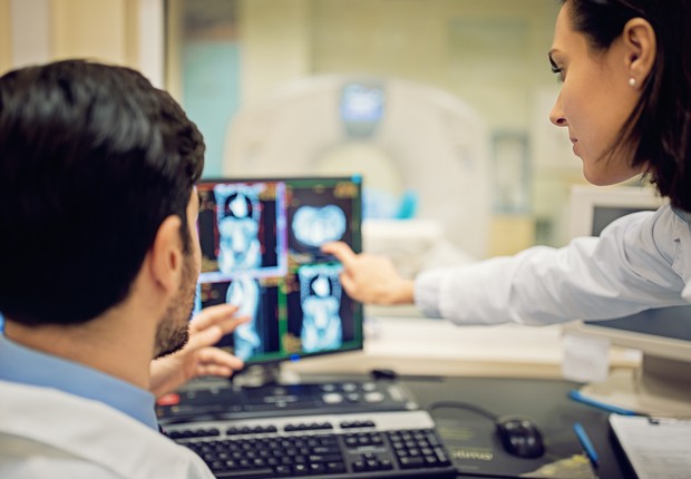 Os médicos estão trabalhando com tomografia computadorizada no hospital (Foto: Praetorianphoto via Getty Images)