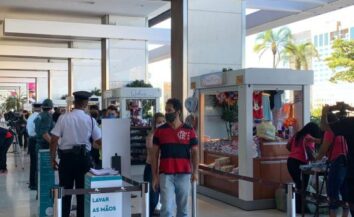 Shoppings do DF têm movimento intenso e filas no primeiro dia de reabertura